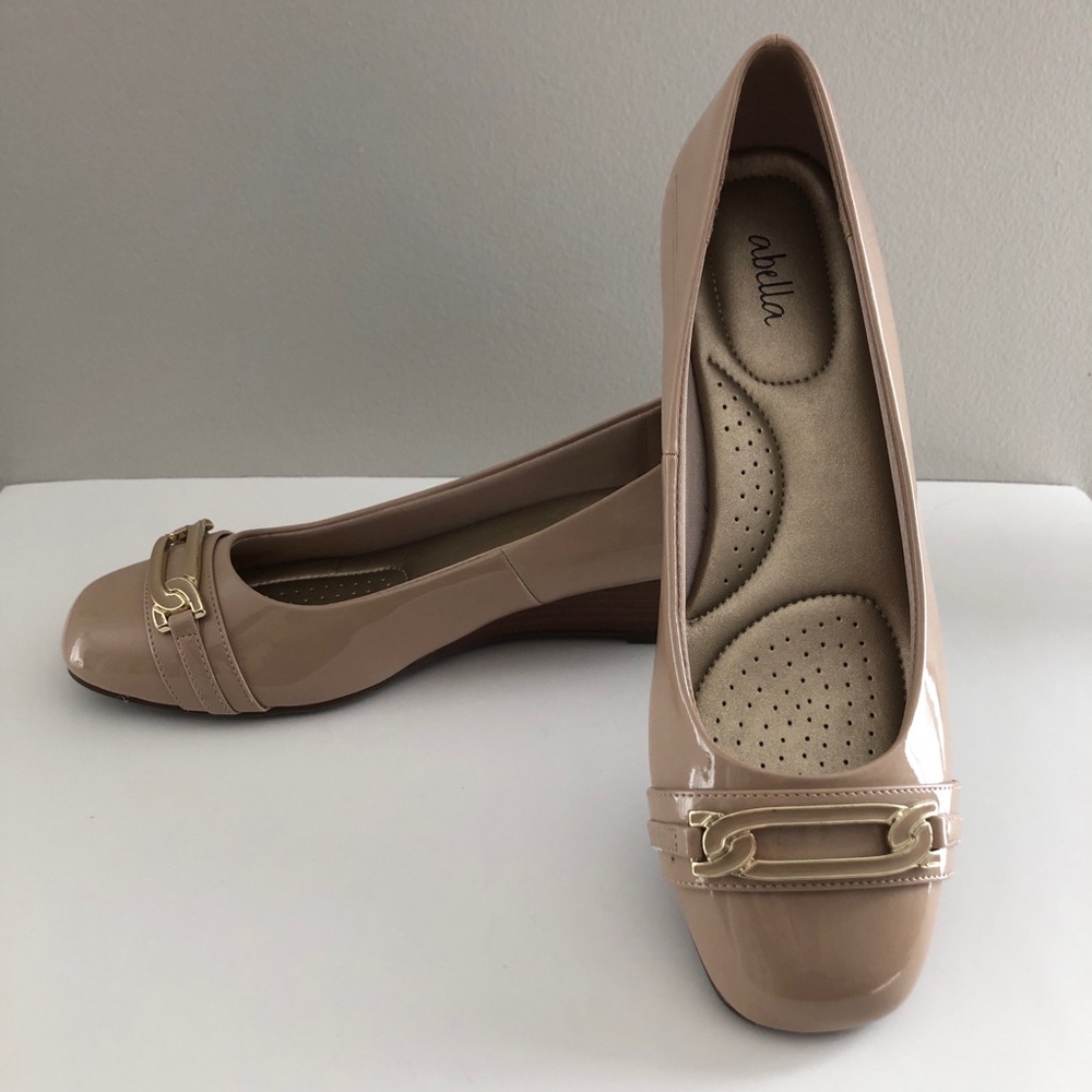 Abella Women's Tan Wedge Shoes